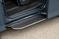 スライドドアの動きと連動して展開する「ユニバーサルステップ」。電動アクチュエーターではなく“カラクリ”でもって作動する機構とし、手ごろな価格設定を実現した。（写真：向後一宏）