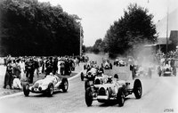 1937年のスイスグランプリにて、白熱したレースを繰り広げる「メルセデス・ベンツW125」と「アウトウニオン・タイプC」。ダイムラー・ベンツとアウトウニオンの戦いは、第2次世界大戦がぼっ発する1939年まで続いた。