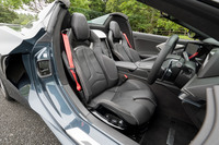 快適な乗り心地と高いホールド性を併せ持つシート。「コンバーチブル」には一部にナッパレザーを用いたコンペティションバケットシートが装備される。