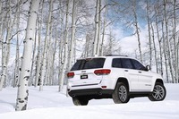 「グランドチェロキー リミテッド」のバックショット。