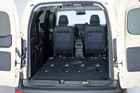 2・3列目のシートをすべて取り外すと、実に3050リッター（！）もの積載空間が出現。3列目シートを外すだけでも1340リッターの空間が得られる。ルノー・ジャポンは「ヘビーキャンプや本格的な車中泊を楽しむ人にもお薦め。大型犬のオーナーさんにも満足してもらえるはず」と胸を張る。