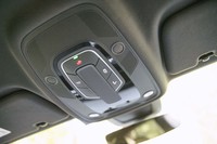 万一の事故の際は“SOSコール”を発信することでコールセンターのサポートが受けられる。「Q8」には、緊急時に車両を走行レーン内に自動停止させる「エマージェンシーアシスト」も用意される。