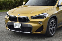 現在の「8シリーズ」などにも見られる下辺のほうが長い台形のキドニーグリルは、「X2」で初採用となった意匠。LEDヘッドランプが標準装備されている。