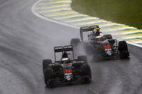 チーム800戦目のマクラーレンは、2台そろってQ3進出＆入賞を目指しブラジルにやってきた。予選では2人のドライバー間で明暗が分かれ、フェルナンド・アロンソ（左）は9月の第15戦シンガポールGP以来となるQ3進出で10番グリッドを獲得、一方のジェンソン・バトン（右）は的確なセットアップを見つけられずQ1敗退の17番グリッド。レースではアロンソがグリッドと同じ10位入賞、バトンは16位と1つしか順位を上げられずに終わった。（Photo=McLaren）