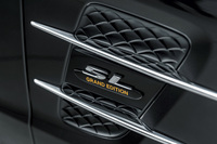 グランドエディション専用フェンダーバッジが備わる。