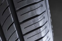 コンパウンドにはハイグリップタイプのレジンを採用。路面との密着性を高めてグリップ力を強化している。