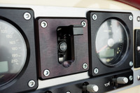 ドライバーの気分を盛り上げる、カバー付きのスタートスイッチ。ステアリングコラムにキーを差してイグニッションをオンにし、このスイッチを押すことでエンジンが始動する。