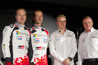 3人のドライバー（左から、ヤリ-マティ・ラトバラ、ユホ・ハンニネン、エサペッカ・ラッピ）と、チーム代表のトミ・マキネン氏。