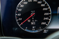 新型「Gクラス」では、副変速機をローレンジに入れると自動で「Gモード」と呼ばれる走行モードが起動。パワープラントなどの各種制御が、悪路走破向けに切り替わる。