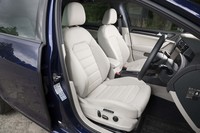 「マイスター」には前席のシートヒーターが標準装備。運転席にのみ電動調整機構も備わる。