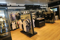 アパレル類の販売エリア。女性にも人気の高いトライアンフだけに、レディースサイズも豊富に用意される。