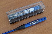 試乗会場に展示された単体のパフォーマンスダンパーと、そのカットモデル。構造状はサスペンションのオイルダンパーに似ているが、その伸縮の幅は1000分の1mmレベルと極わずか。微小な変位量で効果を発揮するのがパフォーマンスダンパーだ。