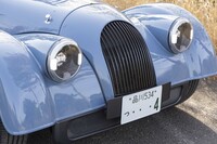 フロントまわりでは、ヘッドランプに加えてロワースプリッターやナンバープレートベースの意匠も変更。よりスッキリとしたイメージとなった。