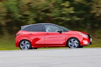 4WDモデル（試乗車）ではリアアクスルにも最高出力68PSの駆動用モーターをレイアウト。同4.8PSのモーターで発進時のみのアシストにとどまっていた先代モデルよりも飛躍的にパワフルになった。