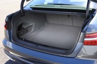 幅1050mm、容量530リッターのラゲッジスペースを持つ「A6セダン」。後席シートバックはステーションワゴンの「アバント」と同様に、40：20：40の分割可倒式になっている。