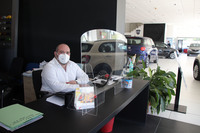 アレッシオさんは救急車ボランティアでもあった。プレキシグラス越しの営業はしばらく続く。