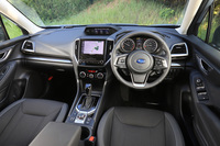 今回試乗したのはベースグレードの「ツーリング」。内装は有彩色のステッチやメタル調の装飾を配したシンプルな仕様となっている。