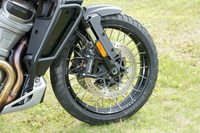 足元の仕様には、キャストホイールのほかに、オフロードでの柔軟性に優れたスポークホイール（チューブレスタイヤ対応）も用意されている。