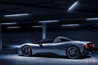 「マクラーレンF1」を思わせるウエッジシェイプの「T.50」に対し、「T.33」は往年のイタリアンスパーカーをほうふつさせる、クラシックなデザインとなっている。