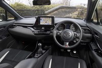 ブラック基調で統一されたインテリア。基本的なデザインは他の「C-HR」と変わらないが、“GRスポーツ”にはダークシルバー塗装のトリムが与えられる。