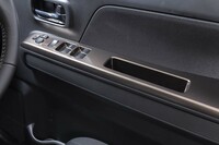 ドアアームレストにはアクセントとしてブラウンメタリックのパネルが使われている。