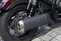 やや高めの位置にレイアウトされたサイレンサー。重厚かつ上質なサウンドを奏でる。