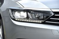 「パサートTSIエレガンスライン」は、LEDのポジショニングランプとターンシグナルが組み合わされたLEDヘッドランプを標準で装備する。