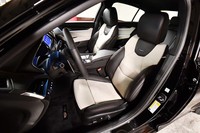 上質なレザーで仕立てられた前席には、ヒーターやベンチレーションに加えてマッサージ機能が備わる。