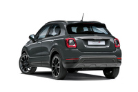 「フィアット500X」のリアビュー。ハッチゲートの中央部にシルバーの新デザインエンブレムが備わる。