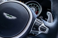 ステアリングホイールの右スポーク部分に「ダイナミックモード」の切り替えスイッチを配置。左側はサスペンションの減衰力切り替えスイッチになっている。