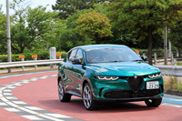 重たい電動パワートレインを搭載しても、アルファ ロメオならではの走りのよさは健在。峠道や高速道路ではもちろん、街なかのなんでもないコーナーでも、リニアでスムーズなクルマの動きを楽しめる。