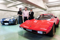 「the STR」と、右から自動車ライターの武田公実氏、UKクラシックファクトリーの勝見祐幸代表、カーライフエッセイストの吉田由美氏。