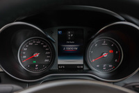 シンプルなデザインの2眼式メーター。中央にはマルチファンクションディスプレイが備わる。