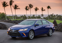 2015年の北米仕様の「カムリ ハイブリッド」。レクサスのスピンドルグリルに近いパターンで、クロームの加飾が少ないマスクは国内仕様よりおとなしい印象。