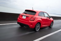 試乗車のボディーカラーは「スポーツ」専用色の「セダクションレッド」。これを含めて全4色がラインナップされている。