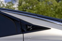 サイドウィンドウは後端が鋭角になった特徴的なグラフィック。そこに「DS」ロゴが組み込まれている。