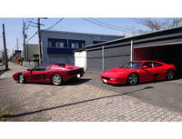 N氏のガレージには、ワインレッドの「512TR」と赤の「F355チャレンジ」が収まり、視覚的な変化がある。