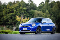 2024年3月1日に日本導入が発表された新型「MINIクーパー3ドア」。車名の“クーパー”は、従来型ではミドルレンジモデルに用いられるグレード名だったが、最新世代よりモデル名の一部となった。