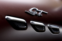 フロントフェンダーに備わった3連エアベント。その上に「GT」バッジが貼られている。