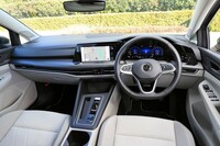 物理的なスイッチ類が少ない、すっきりとしたデザインのインテリア。多くの機能はタッチ式ディスプレイに移されている。