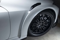 前後のオーバーフェンダーによってベース車よりも全幅が50mm拡大している（1970mm）。アーチ上部のエアダクトがリフトフォースを低減する。