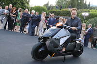 前夜祭において、BMWの二輪部門であるBMWモトラッドは、アーバンモビリティーのための電動スクーター「コンセプト リンク」を公開した。乗っているのはコンクール審査員のひとりで米国人二輪ジャーナリストのポール・ドルレアン氏。