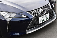 3眼フルLEDヘッドランプの内側に位置する、グリルに向かって伸びる矢じり型のレンズがデイタイムランニングランプで、バンパーサイドの垂直方向に伸びるレンズがターンシグナルランプ。