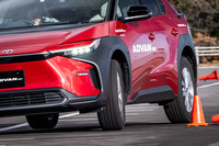 クローズドの試走会場内では、「bZ4X」を使って、「アドバンV61」と「ブルーアースXT AE61」を比較することができた。アドバンV61のほうが明らかに静粛性が高く、また、ハーシュネスの遮断もワンランク上と感じた。