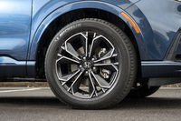 タイヤサイズは235/55R19。花びらのようなスポーク形状のホイールがカッコいい。