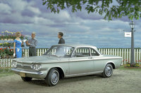 シボレーのコンパクトカー「コルベア」をベースにスポーティーな味付けを施した「モンザ」。やはり「マスタング」の登場で商品力を失った。