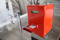 入場ゲートには、ミラノ地下鉄の乗車券用時刻打刻機が用いられている。