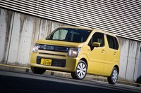 新色の「サニーイエローメタリック」のボディーカラーをまとった「ワゴンRハイブリッドFX」。