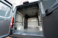 観音開きのリアゲートを開けて荷室を眺めてみる。横幅が1間くらいなので、広さは3畳ほど。