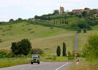 ドライビングプレジャーあふれる道でも、同乗者にはつらいことも。トスカーナ州のシエナ県からヴォルテッラに向かう道は、まさにそれ。